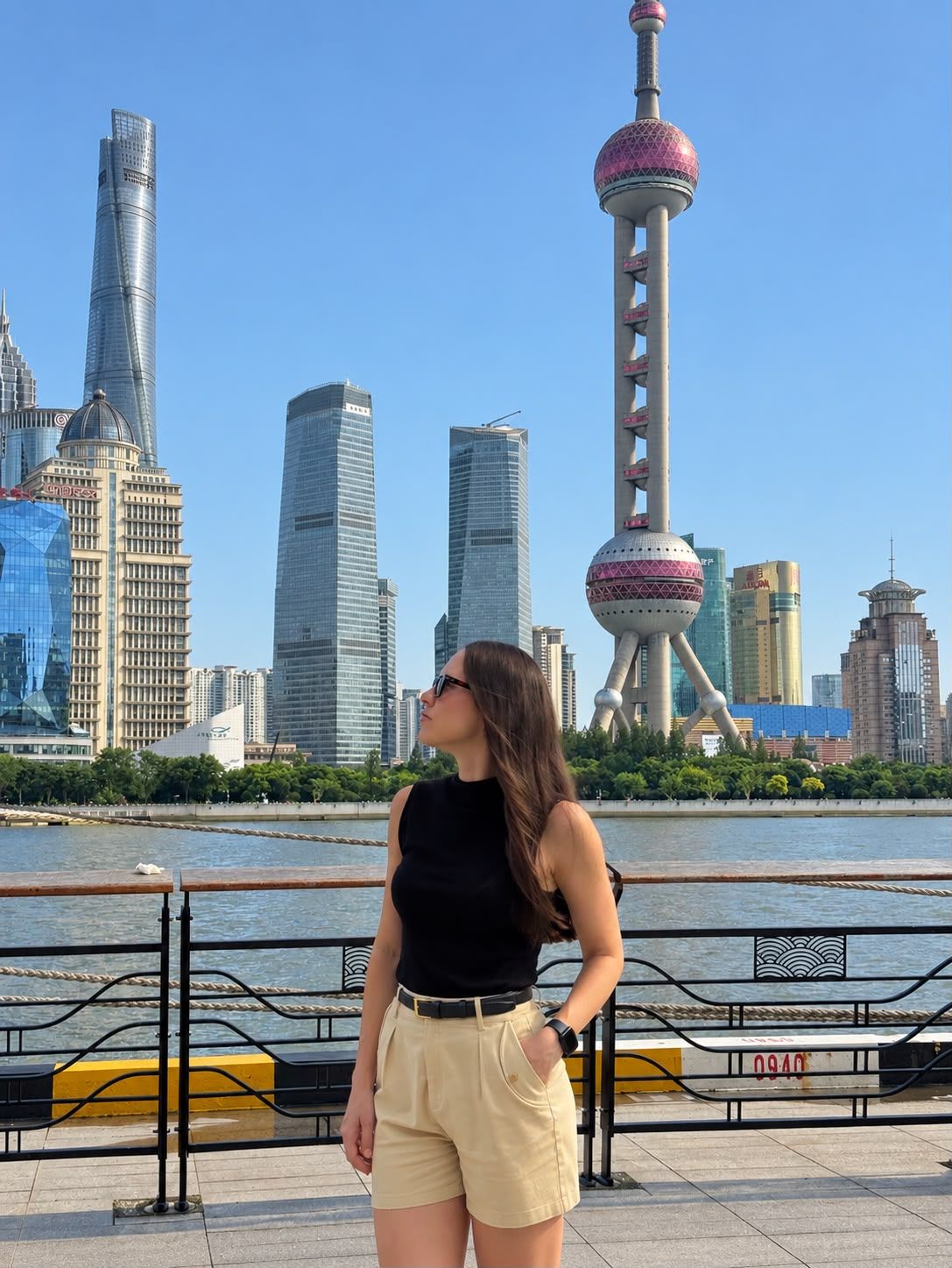Miriã em frente ao skyline de Pudong, em Xangai